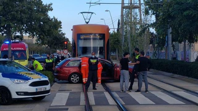 Así ha quedado el vehículo atravesado en la vía cuando ha pasado el Tram.