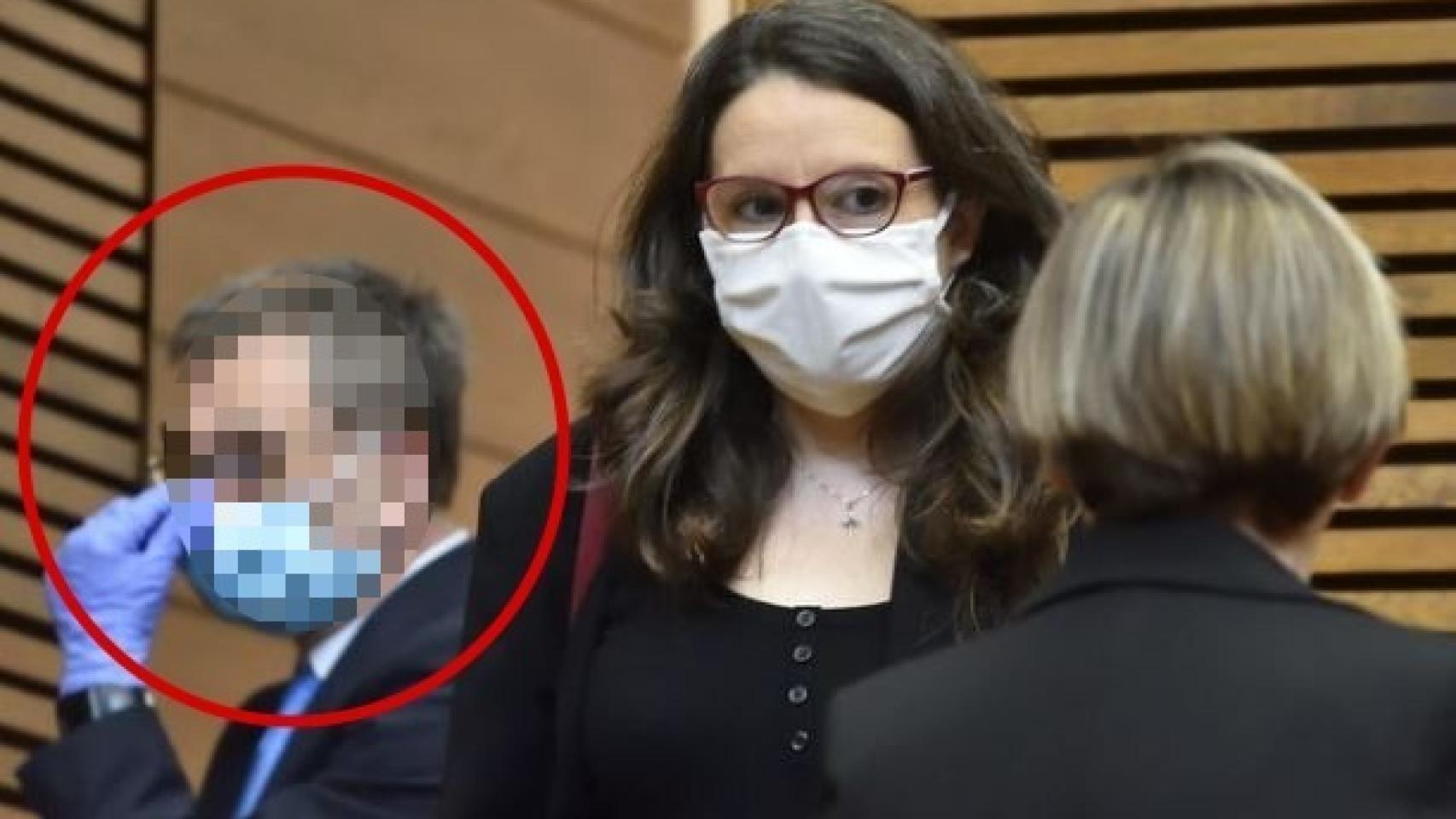 Ramón C. P., el ujier detenido por la muerte de su hijo, en el parlamento junto a Mónica Oltra.
