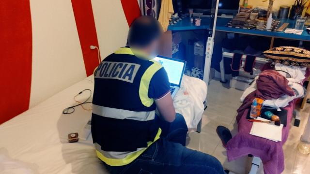 Instante del registro en el domicilio del detenido en San Juan.