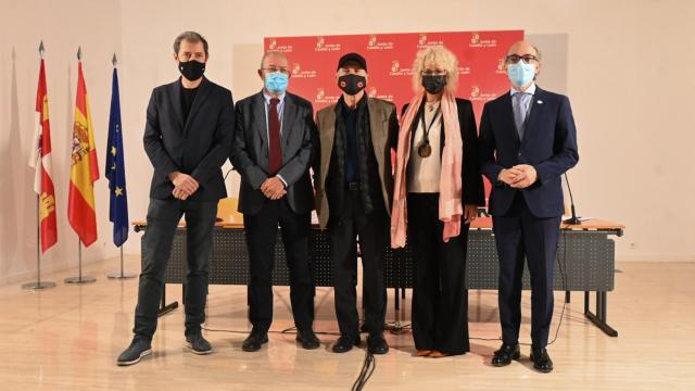 Imagen de las autoridades durante el acto de presentación del nuevo premio