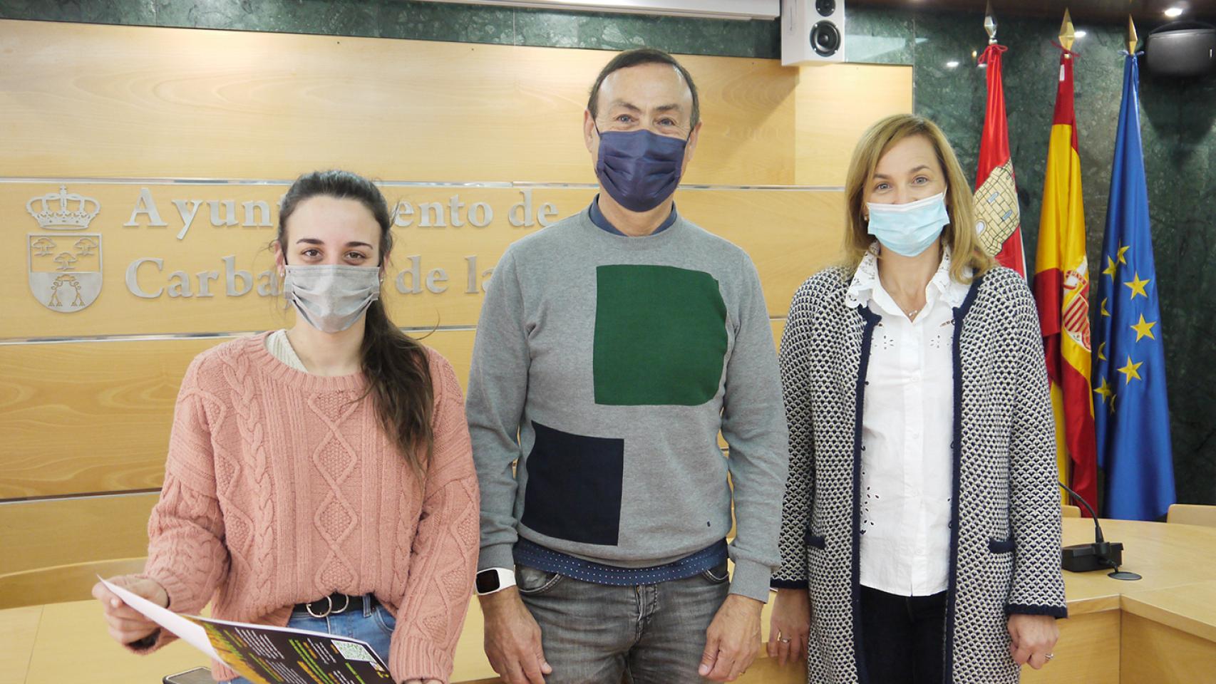 Las concejalas de Fiestas y Juventud, Teresa Sánchez y Alba Hernández, acompañadas del alcalde del municipio, Pedro Samuel Martín