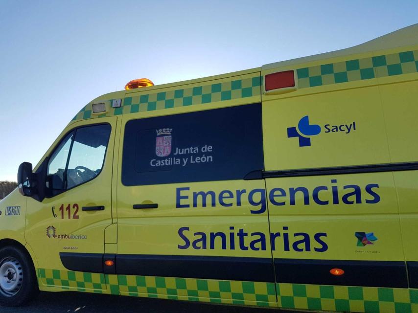 Una ambulancia por carretera