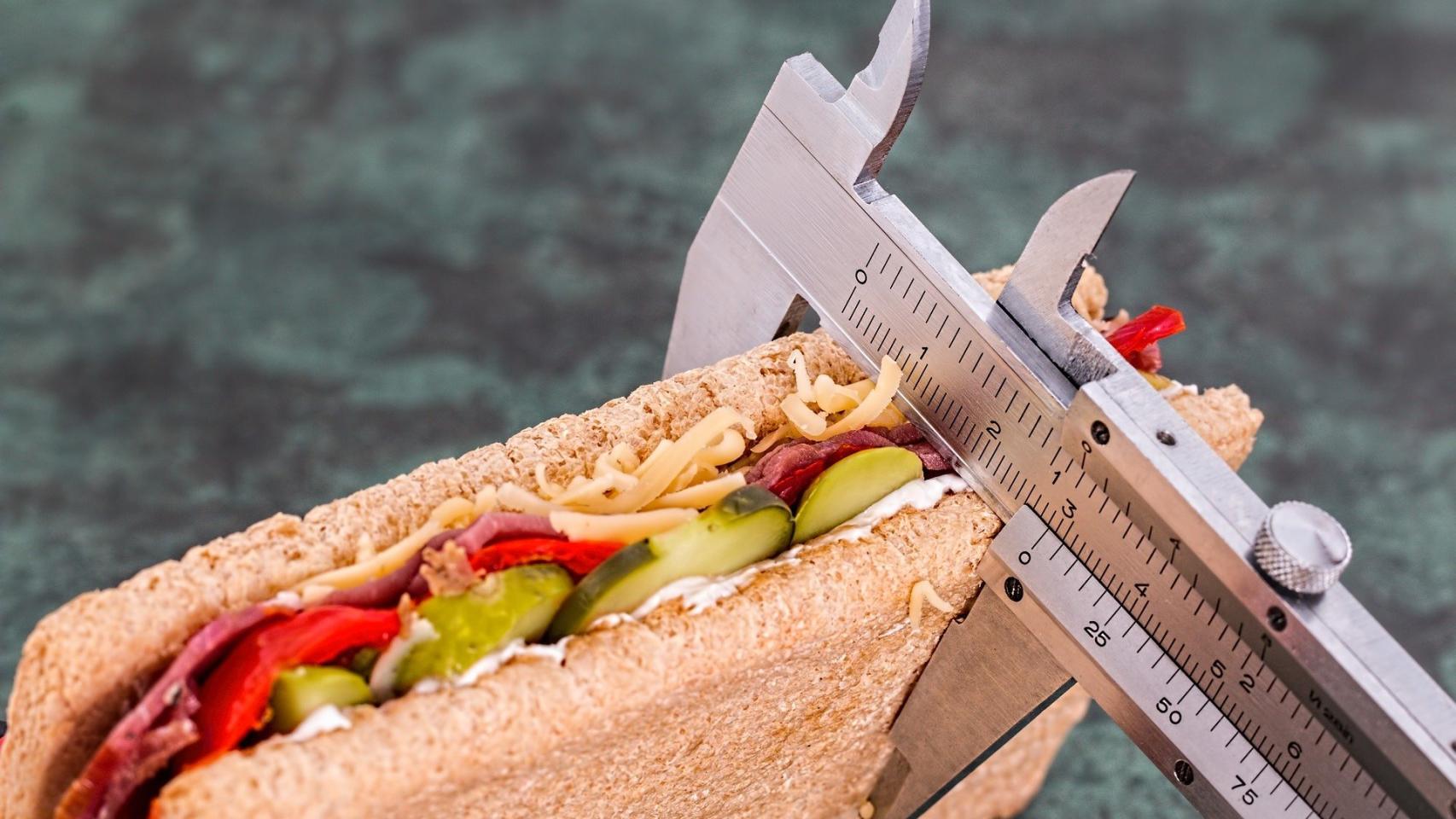 Un sándwich medido con un calibre.