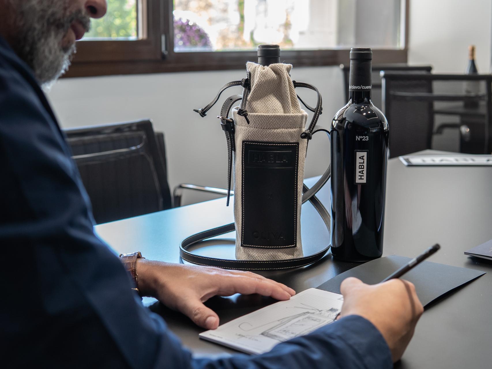 Juanjo Oliva ha diseñado un cubre-botellas muy especial para Habla Nº23.