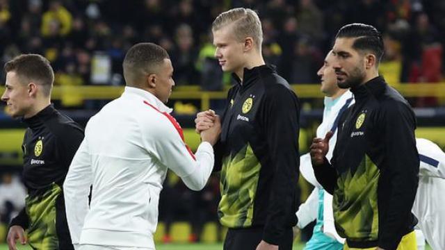 Mbappé y Haaland se saludan en un partido de la Champions League