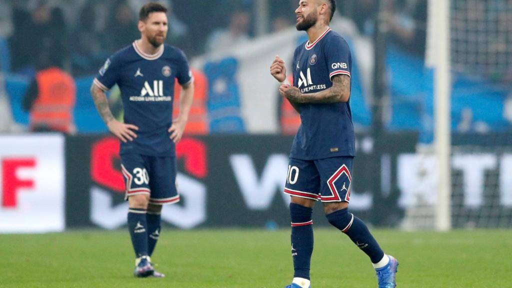 Neymar y Messi se lamentan tras una ocasión