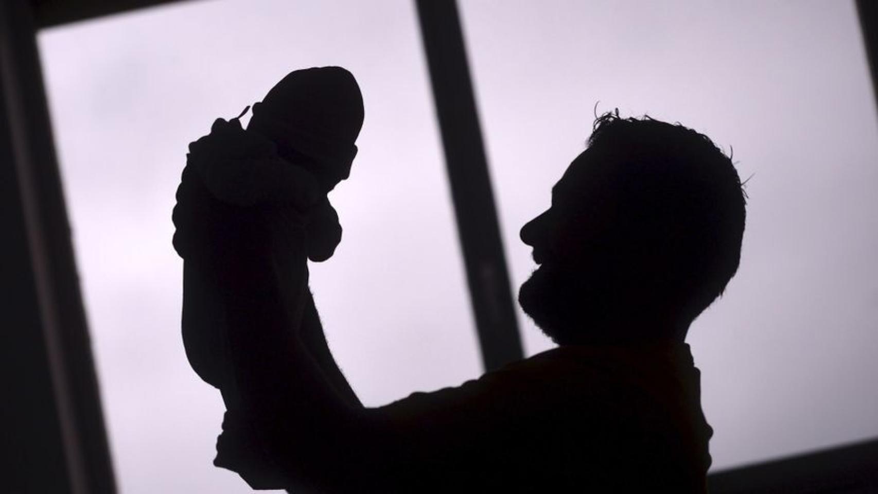 Un padre y su bebé./