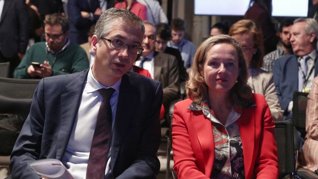 Pablo Hernández de Cos, gobernador del Banco de España, y Nadia Calviño, vicepresidenta económica del Gobierno.