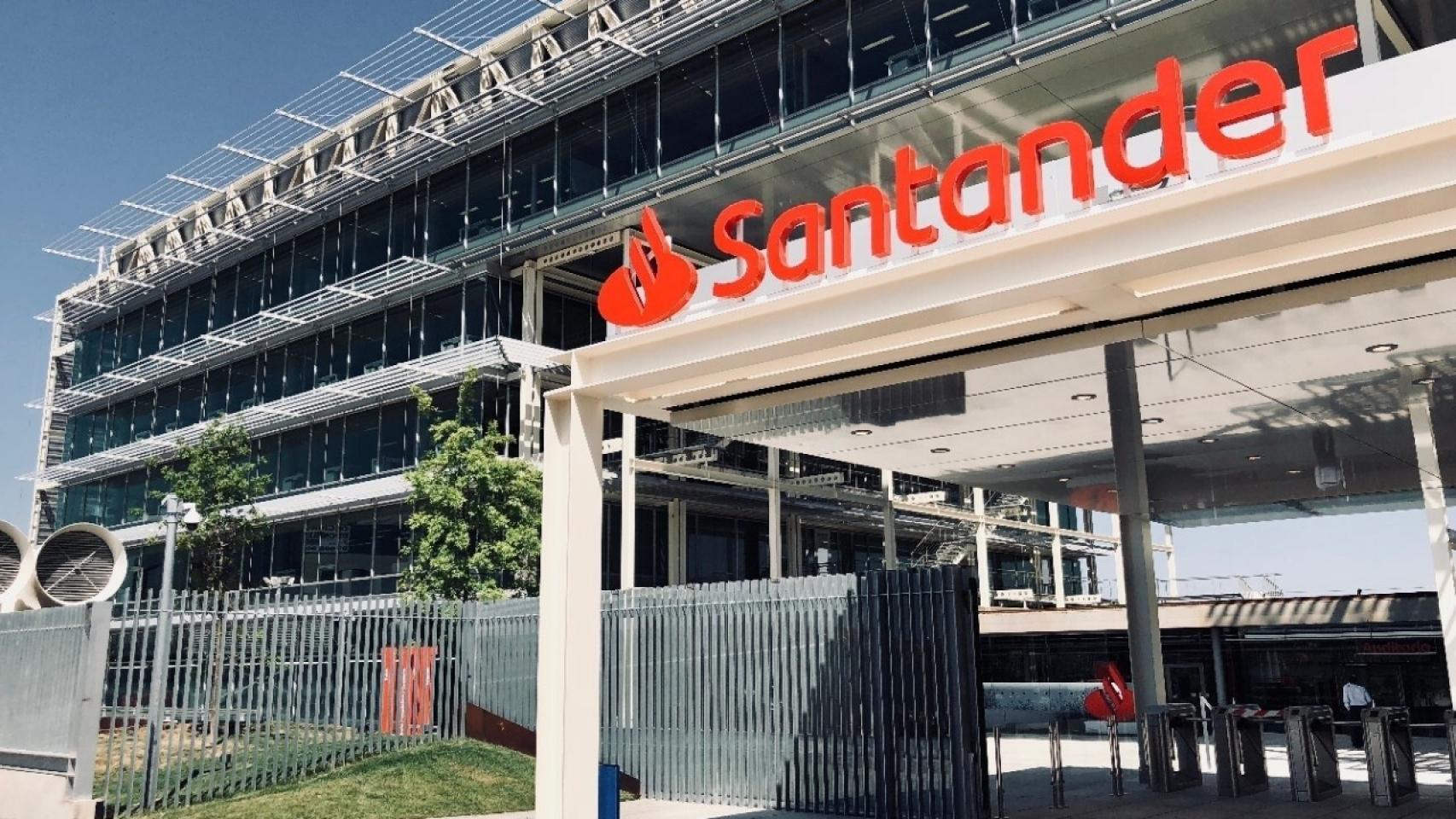 Entrada de la sede de Santander España.