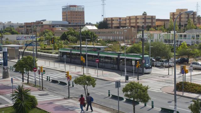 Un tren del Metro circula por el tramo en superficie de la Universidad.