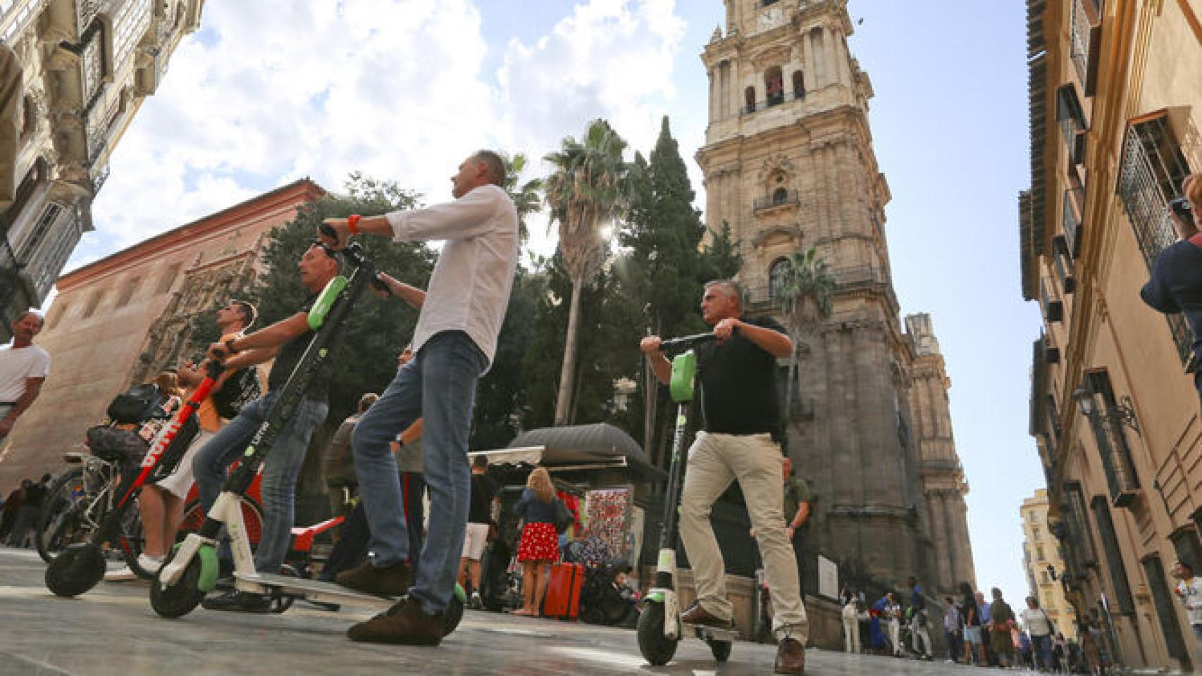 Un grupo de usuarios de patinetes eléctricos por el Centro de Málaga.
