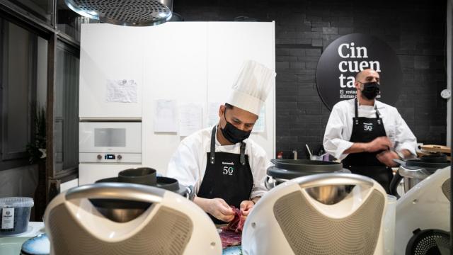 Una imagen de la cocina de Cincuenta.