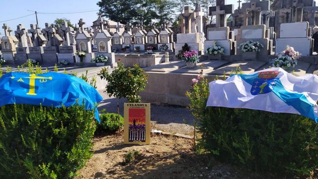 Homenaje a los fusilados en el cementerio parroquial de Celanova (Ourense)
