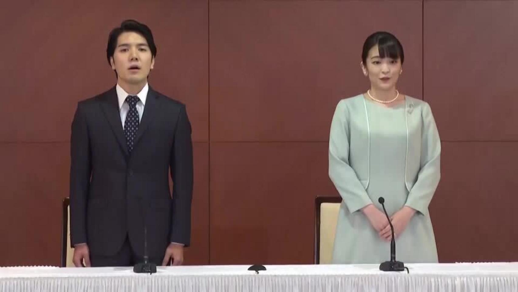 La princesa Mako y su marido, en rueda de prensa tras su enlace.