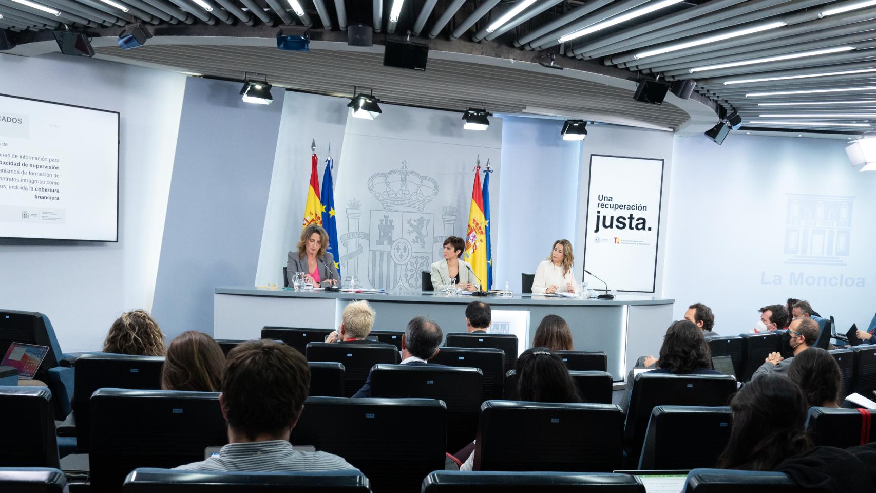Isabel Rodríguez, portavoz del Gobierno, entre la vicepresidenta Teresa Ribera y la ministra Raquel Sánchez, en Moncloa.