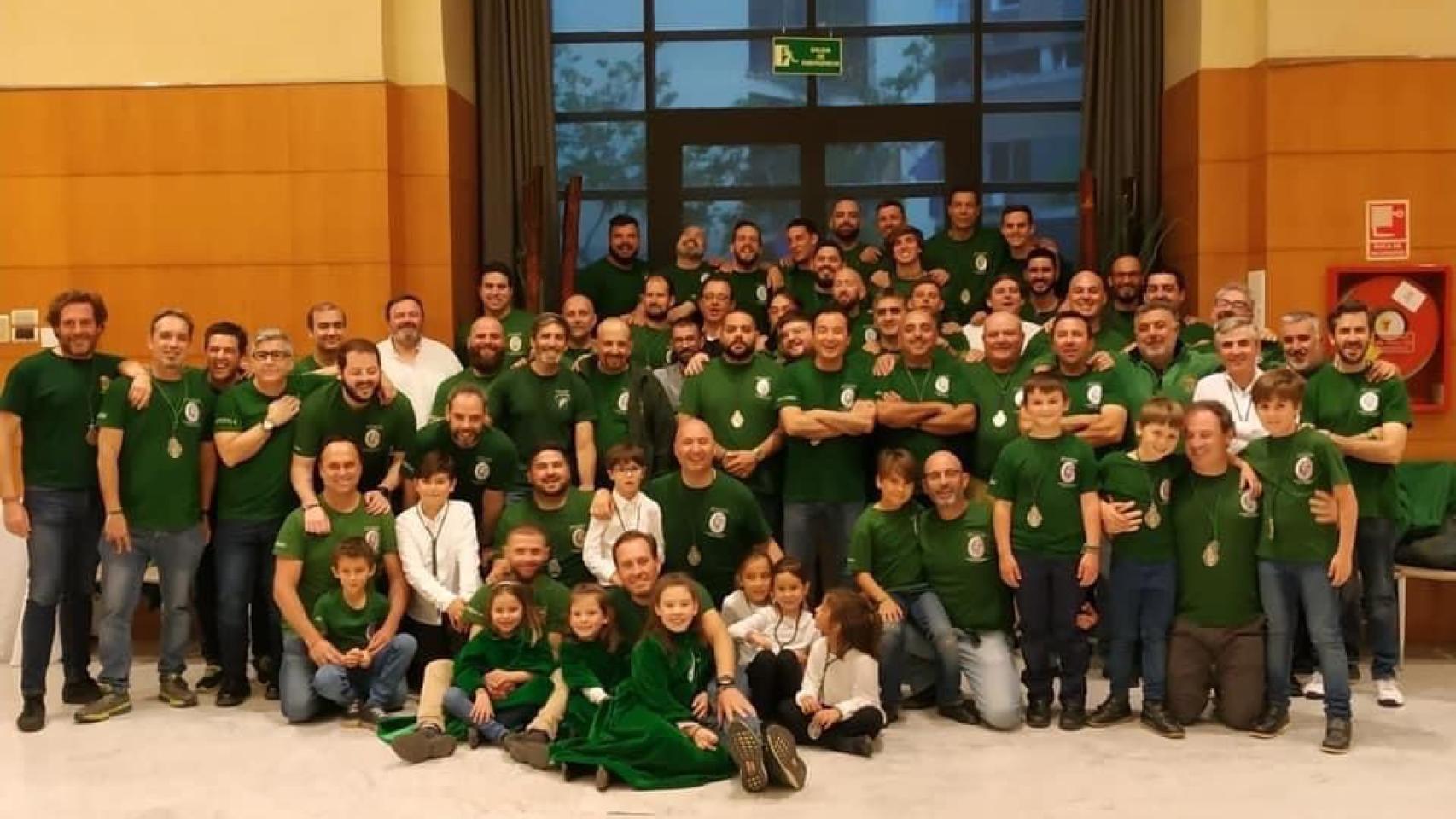 Los miembros del 'submarino' de la Esperanza el Jueves Santo de 2019 antes de salir.