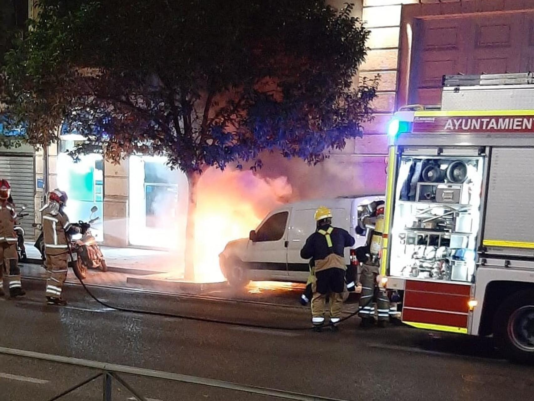 Coche ardiendo en la calle Miguel Íscar