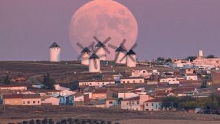 La increíble y preciosa foto de la luna sobre los molinos de La Mancha no es un montaje
