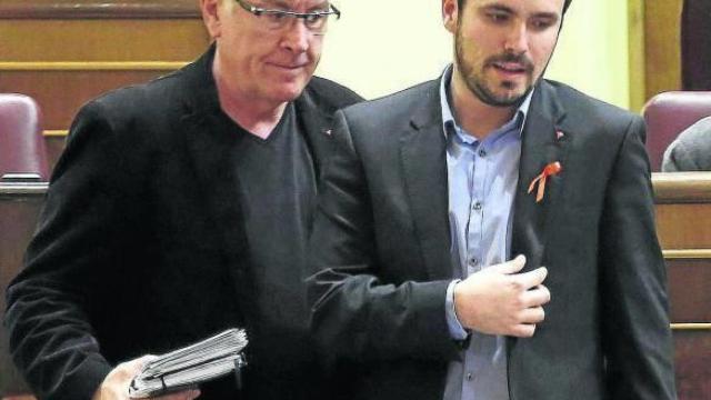 Alberto Garzón (d) y Cayo Lara (i).