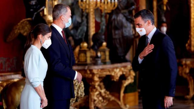 Pedro Sánchez saluda a los reyes de España.
