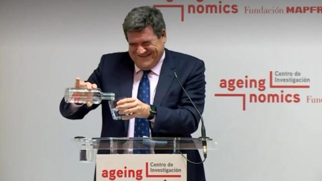 La genial metedura de pata del ministro Escrivá con una botella y un atril: Ah, esto no es un...