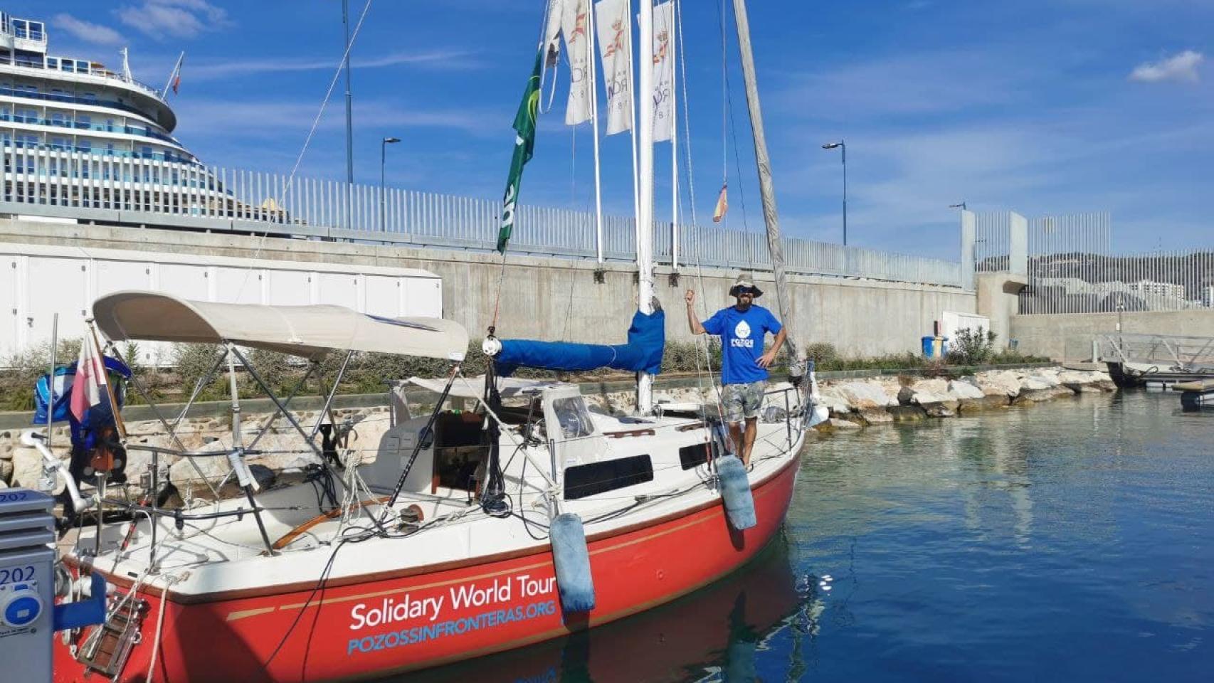 Manu López, a bordo del velero Sloop John B en Málaga.