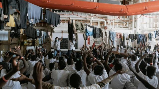 El barco lleno de migrantes.