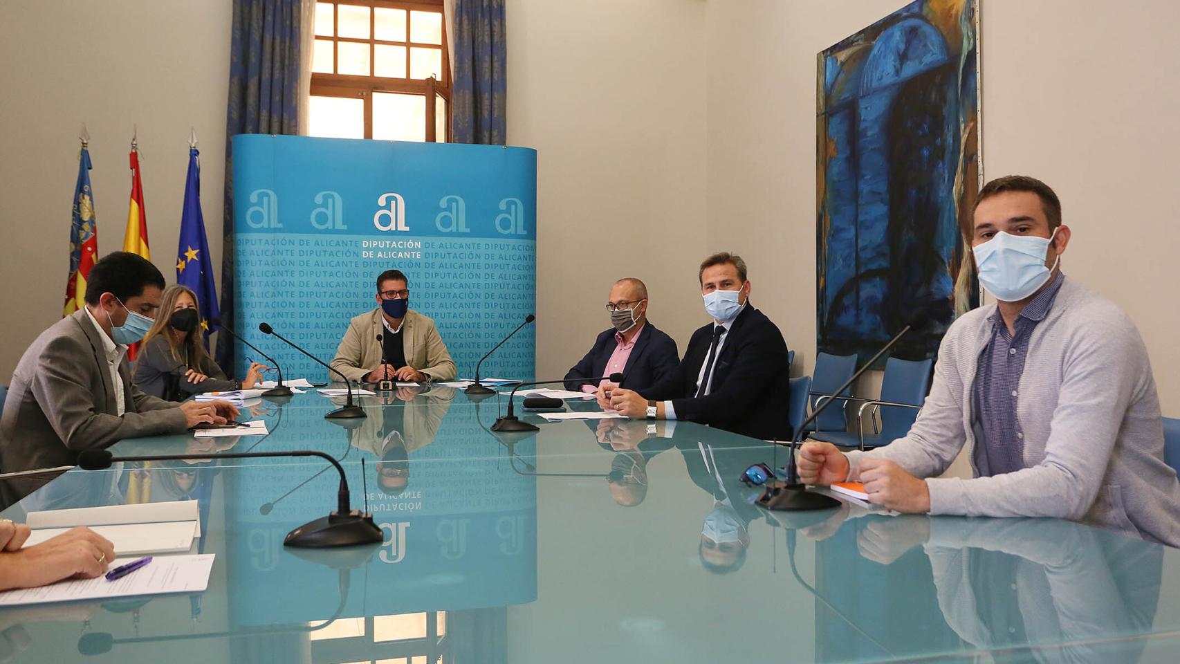 La reunión ha culminado con el compromiso de todas las formaciones políticas.
