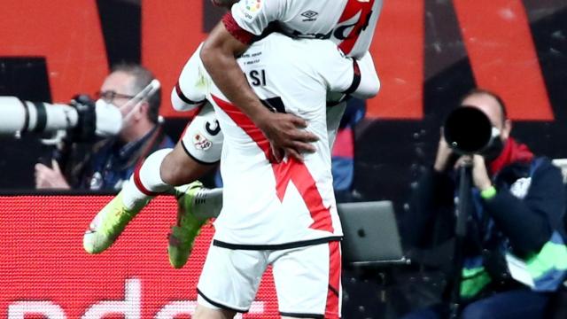 Radamel Falcao celebra su gol con el Rayo Vallecano al Barça
