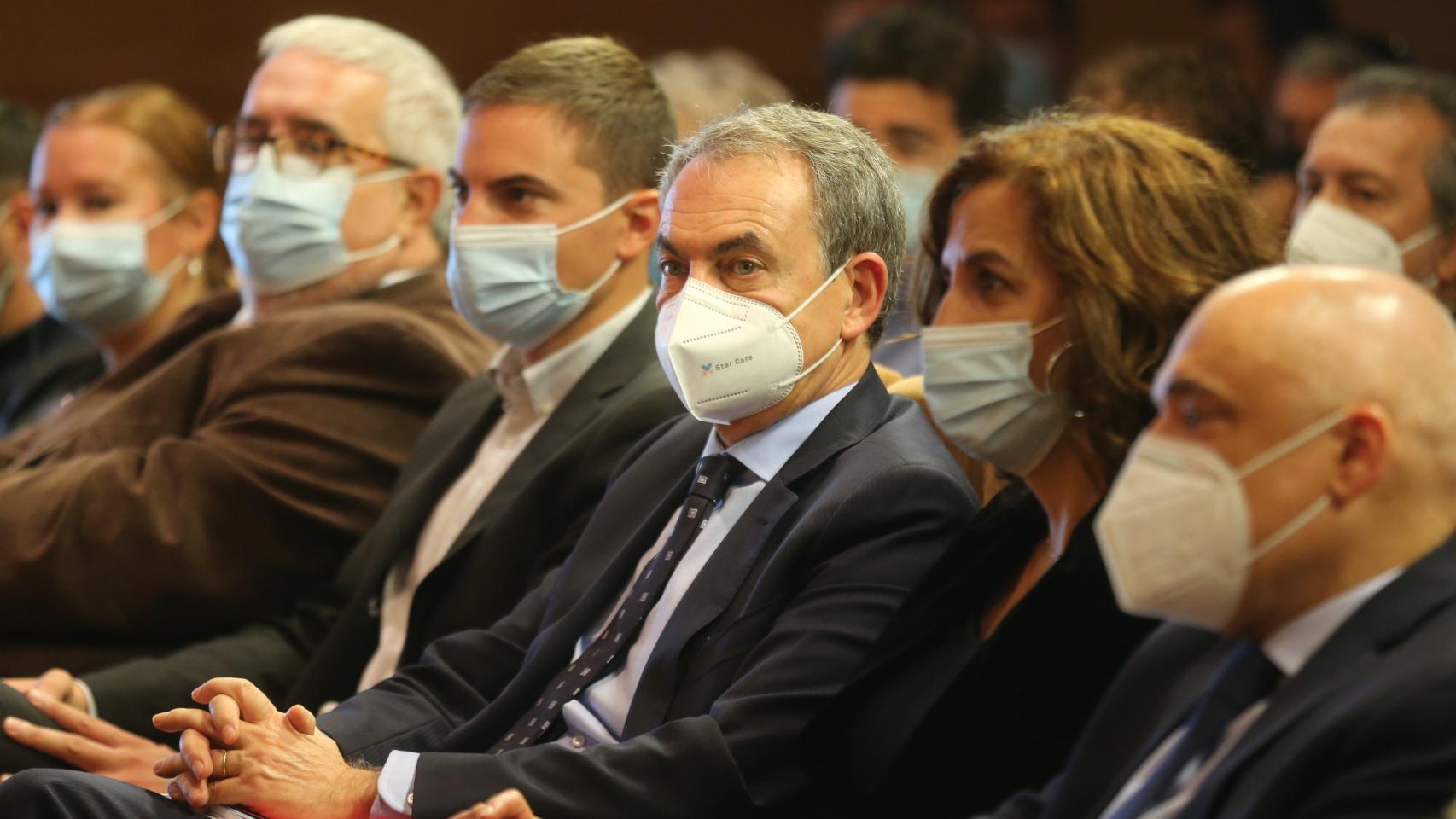 El expresidente del Gobierno José Luis Rodríguez Zapatero (c) en las jornadas 'Diez años del fin de ETA: regeneración y memoria democrática' en la Asamblea de Madrid.