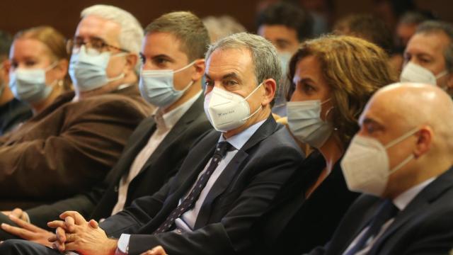 El expresidente del Gobierno José Luis Rodríguez Zapatero (c) en las jornadas 'Diez años del fin de ETA: regeneración y memoria democrática' en la Asamblea de Madrid.