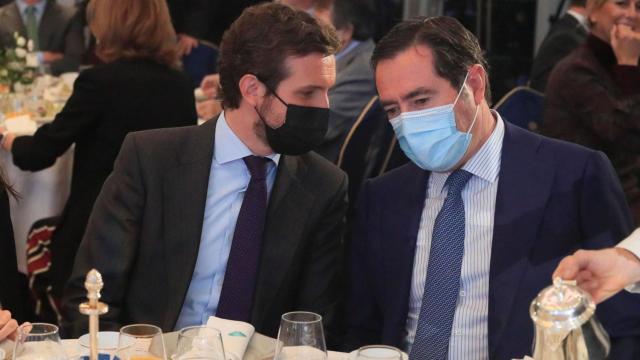 El presidente de la CEOE, Antonio Garmendi, con el líder del PP, Pablo Casado.