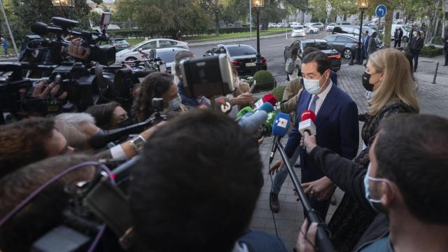 Antonio Garamendi, presidente de la CEOE, atendiendo a los medios de comunicación.
