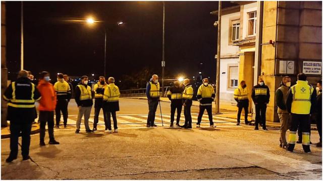 Trabajadores de ElectroRayma a las puertas del astillero.