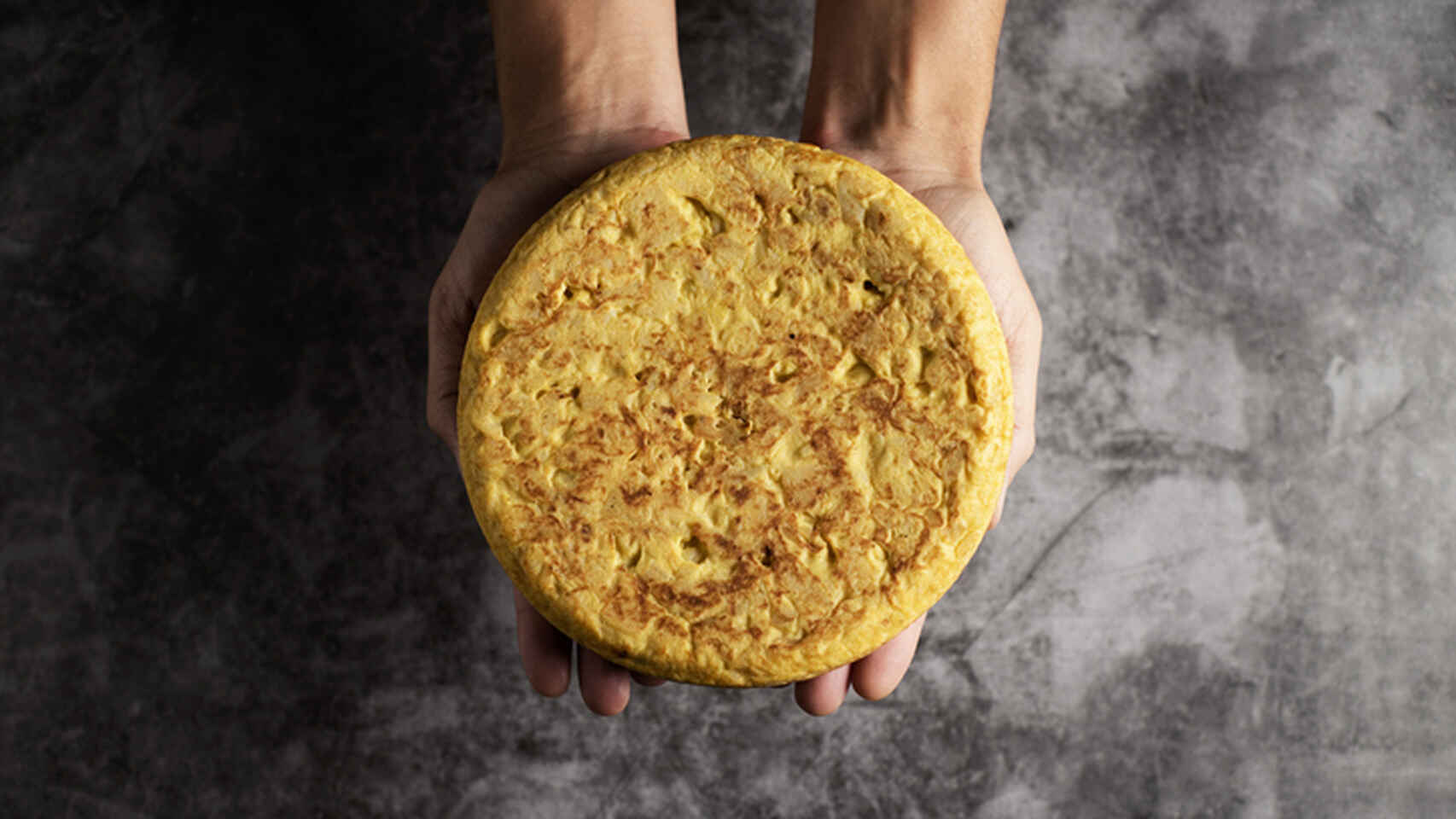 Cómo darle la vuelta a la tortilla para que no se rompa