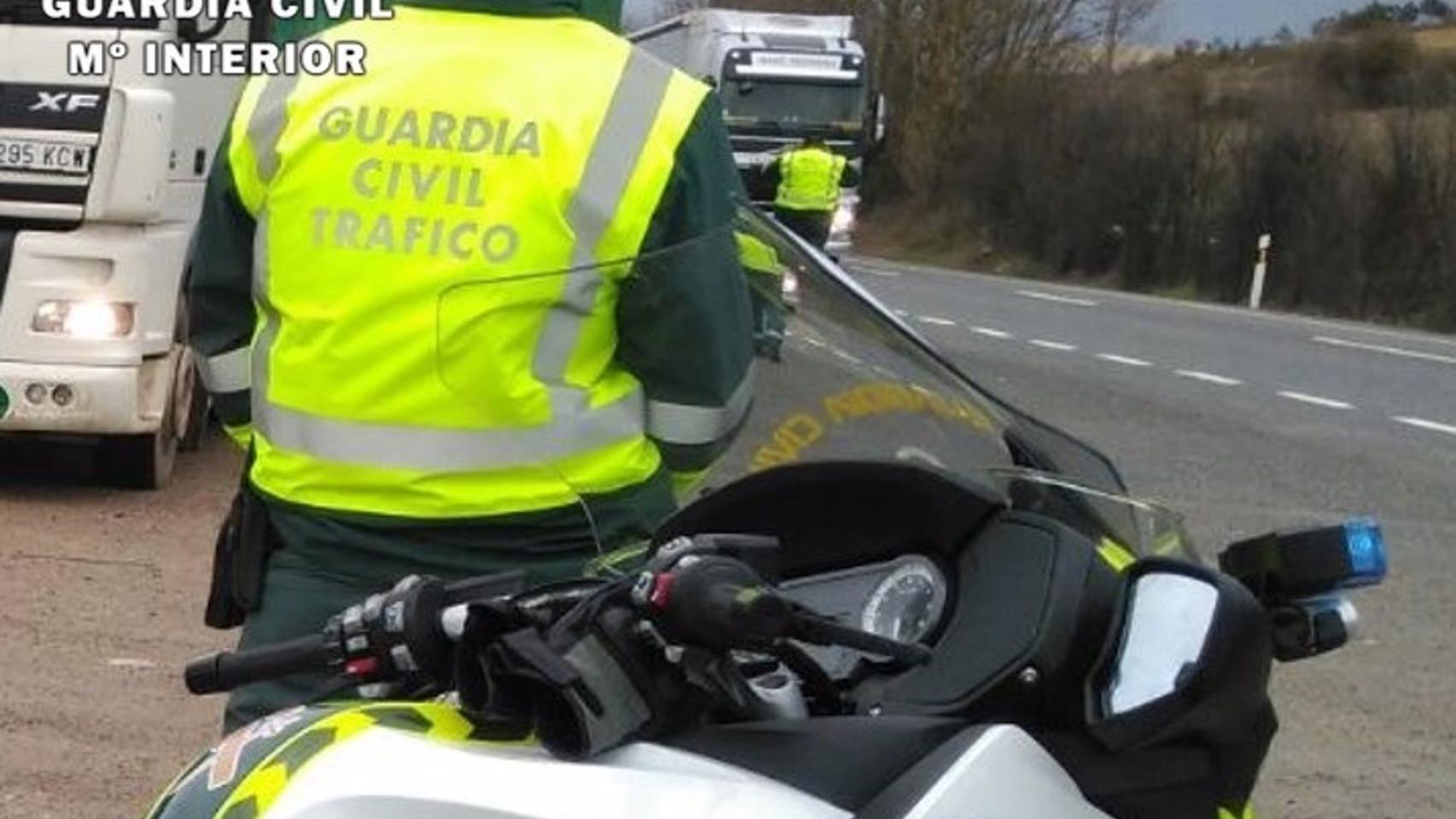 Imagen de un control rutinario de la Guardia Civil