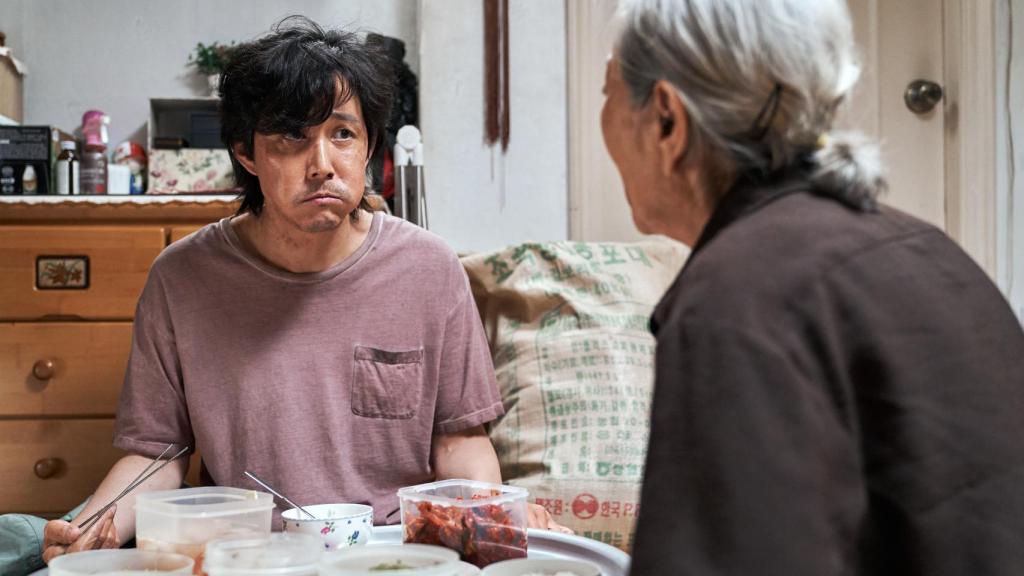 Al principio de la serie, el protagonista vive con su madre sumido en la pobreza.