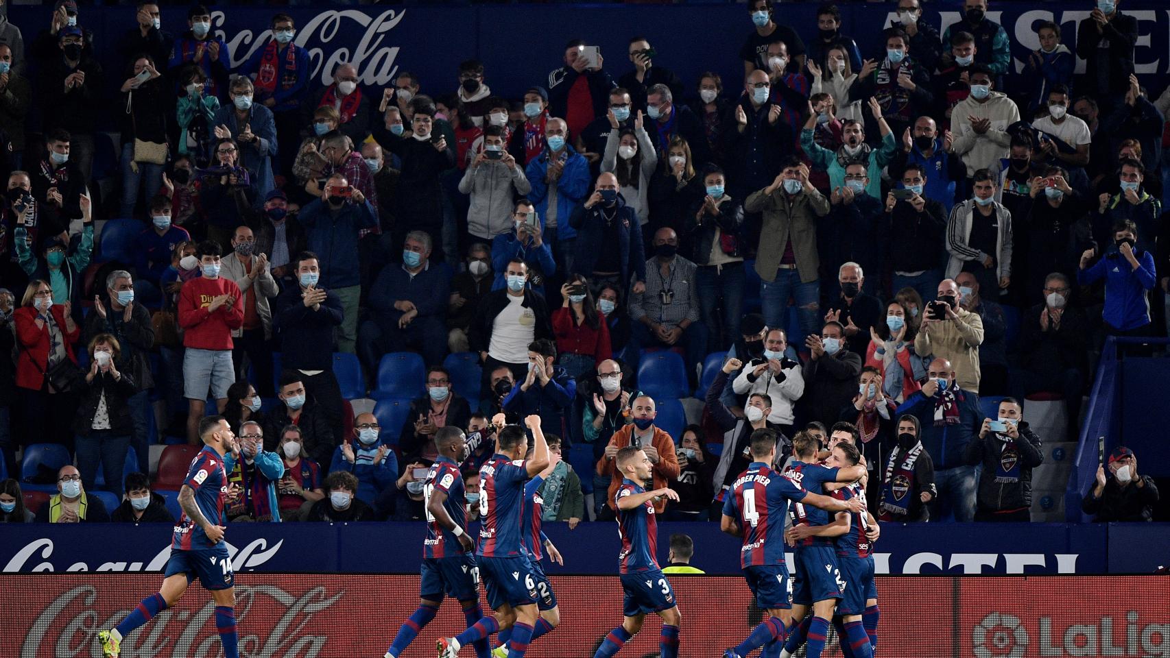 Los jugadores del Levante celebrando su gol al Atlético