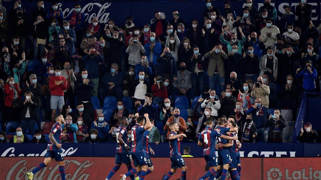 Los jugadores del Levante celebrando su gol al Atlético