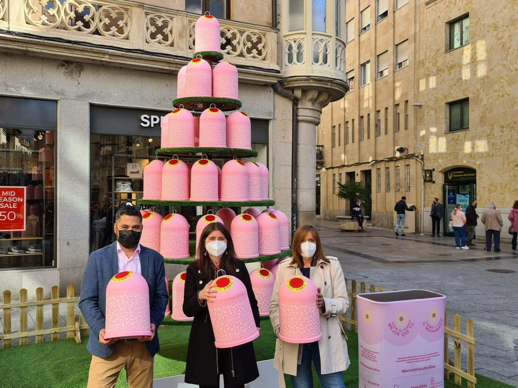 Árbol formado por miniglús rosas diseñados por Agatha Ruiz de la Prada