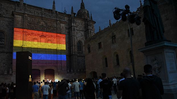 Los colores LGTBI iluminan la fachada del Edificio Histórico de la USAL