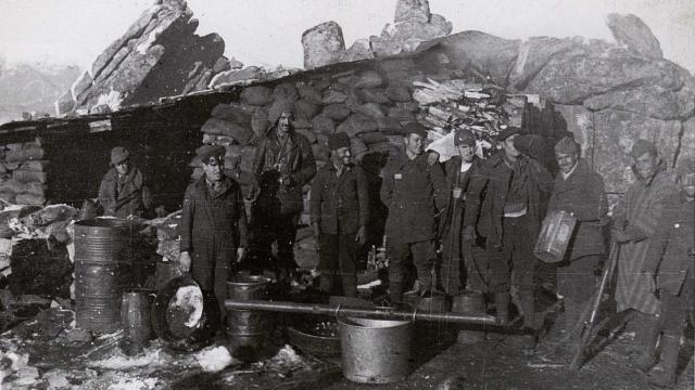 Rancheros, como así se denominaba a los cocineros, preparan la comida en enero de 1937 en el frente del Guadarrama.