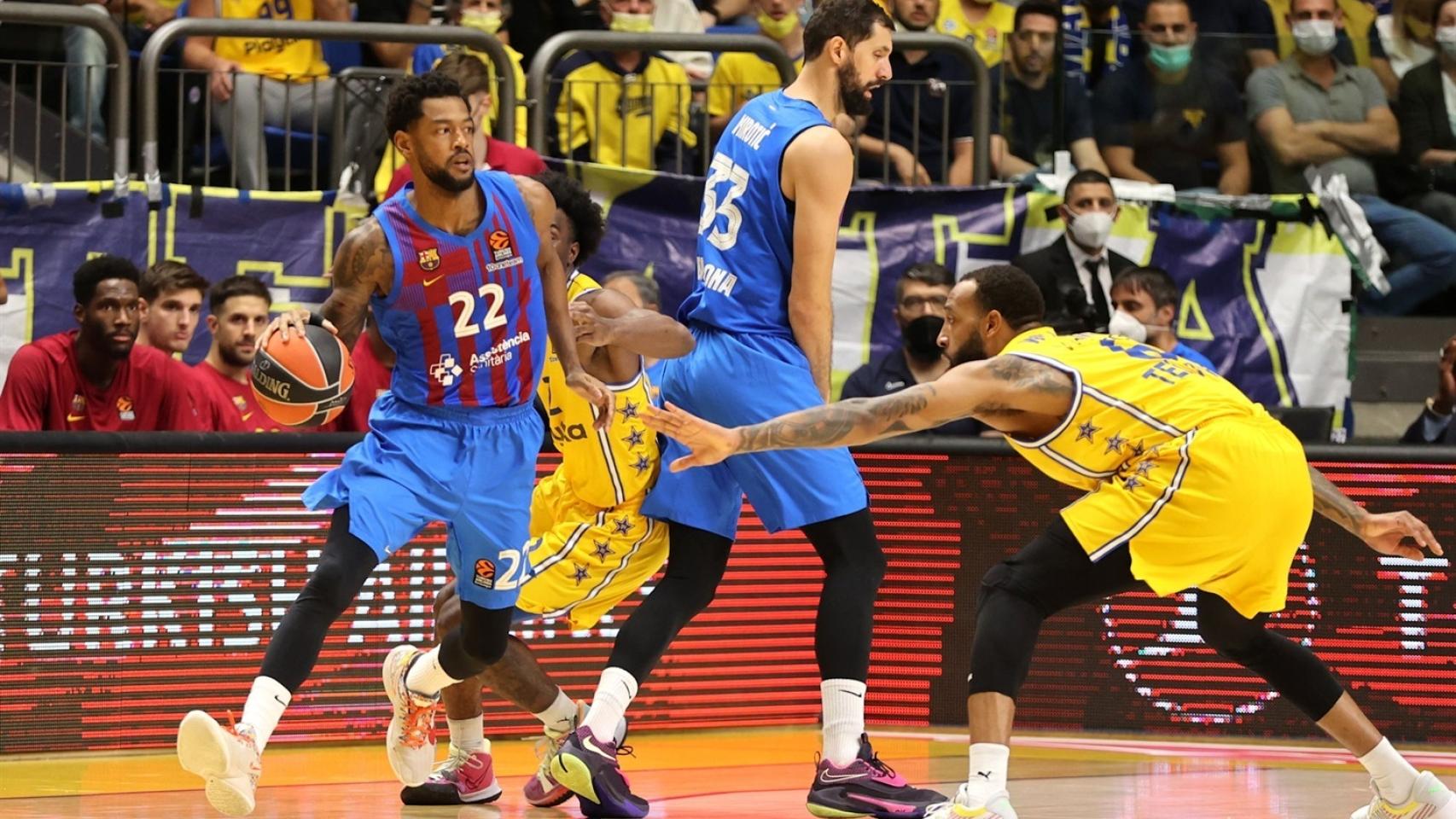 Higgins inetnta aprovechar un bloqueo de Mirotic en el Maccabi - Barça