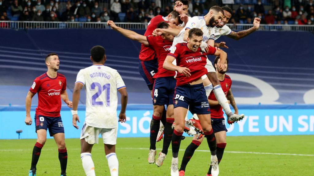 Los jugadores de Osasuna y el Real Madrid intentan rematar un centro al área en los últimos minutos del partido