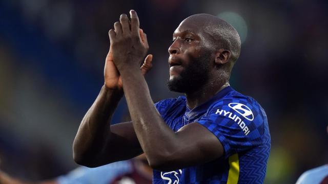 Lukaku aplaudiendo en un partido del Chelsea