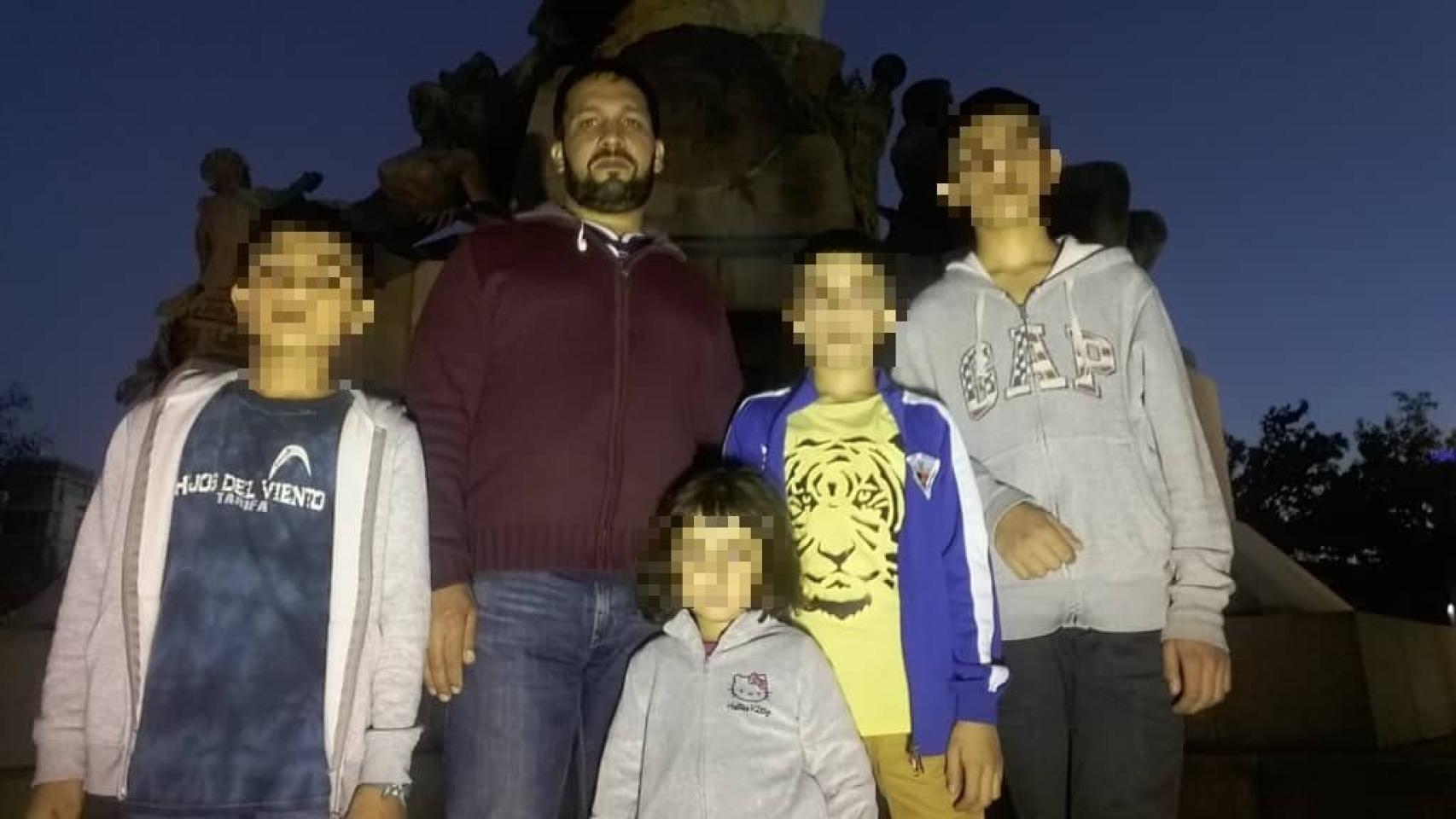 Wakil junto a sus cuatro hijos, el pasado martes en un parque de Valladolid.