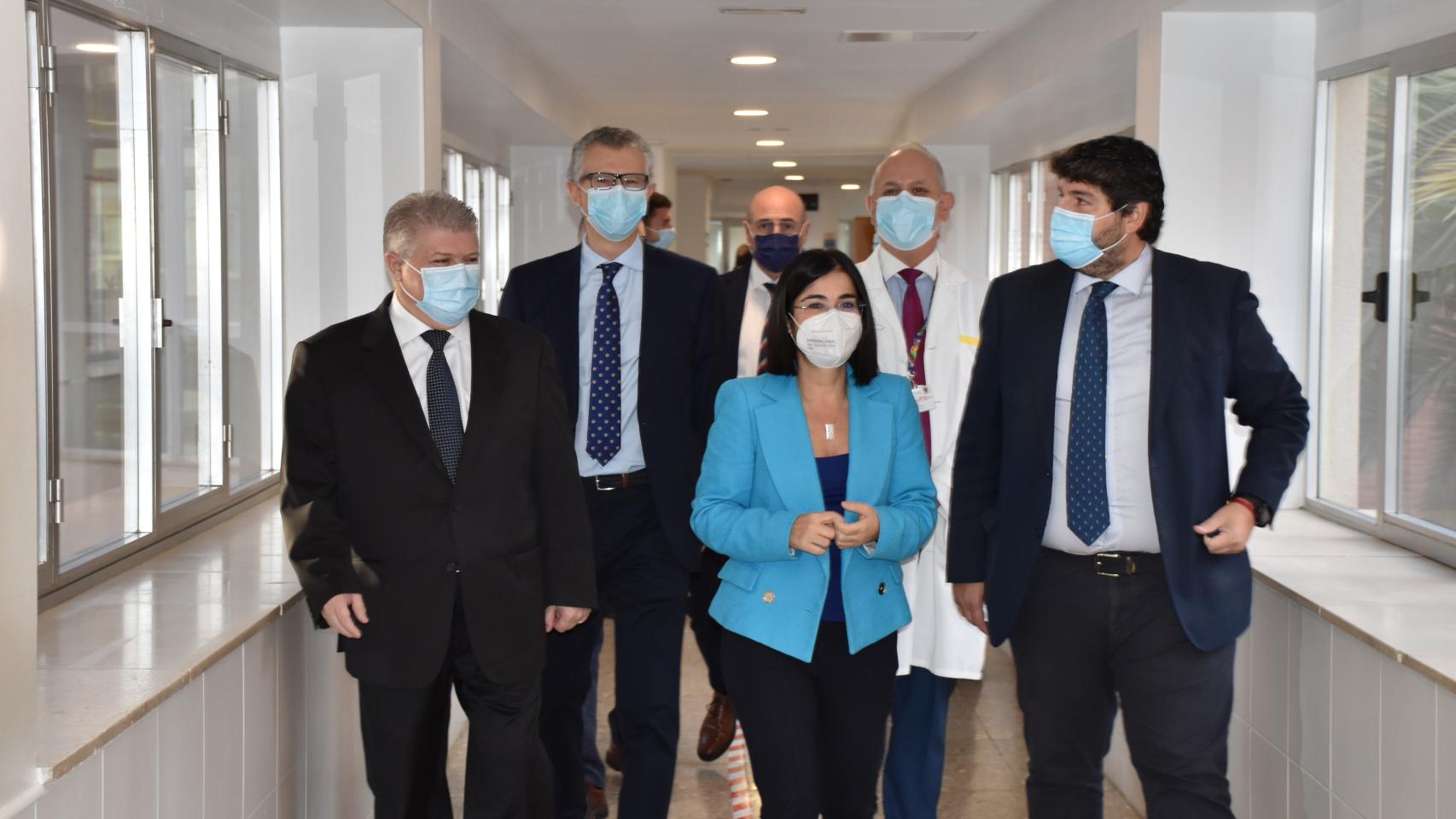 La ministra Carolina Darias, este jueves, en La Arrixaca, junto al delegado del Gobierno, José Vélez, y el presidente de Murcia, Fernando López Miras.