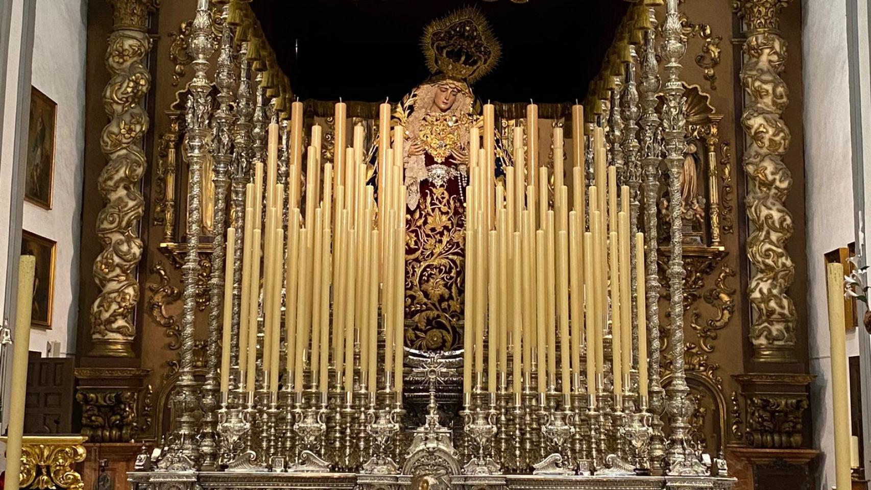 La Virgen de los Dolores de San Juan en su trono.
