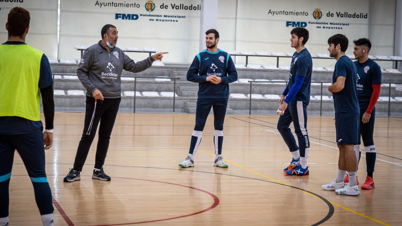 David Pisonero se dirige a sus jugadores en un entrenamiento del Atlético Valladolid