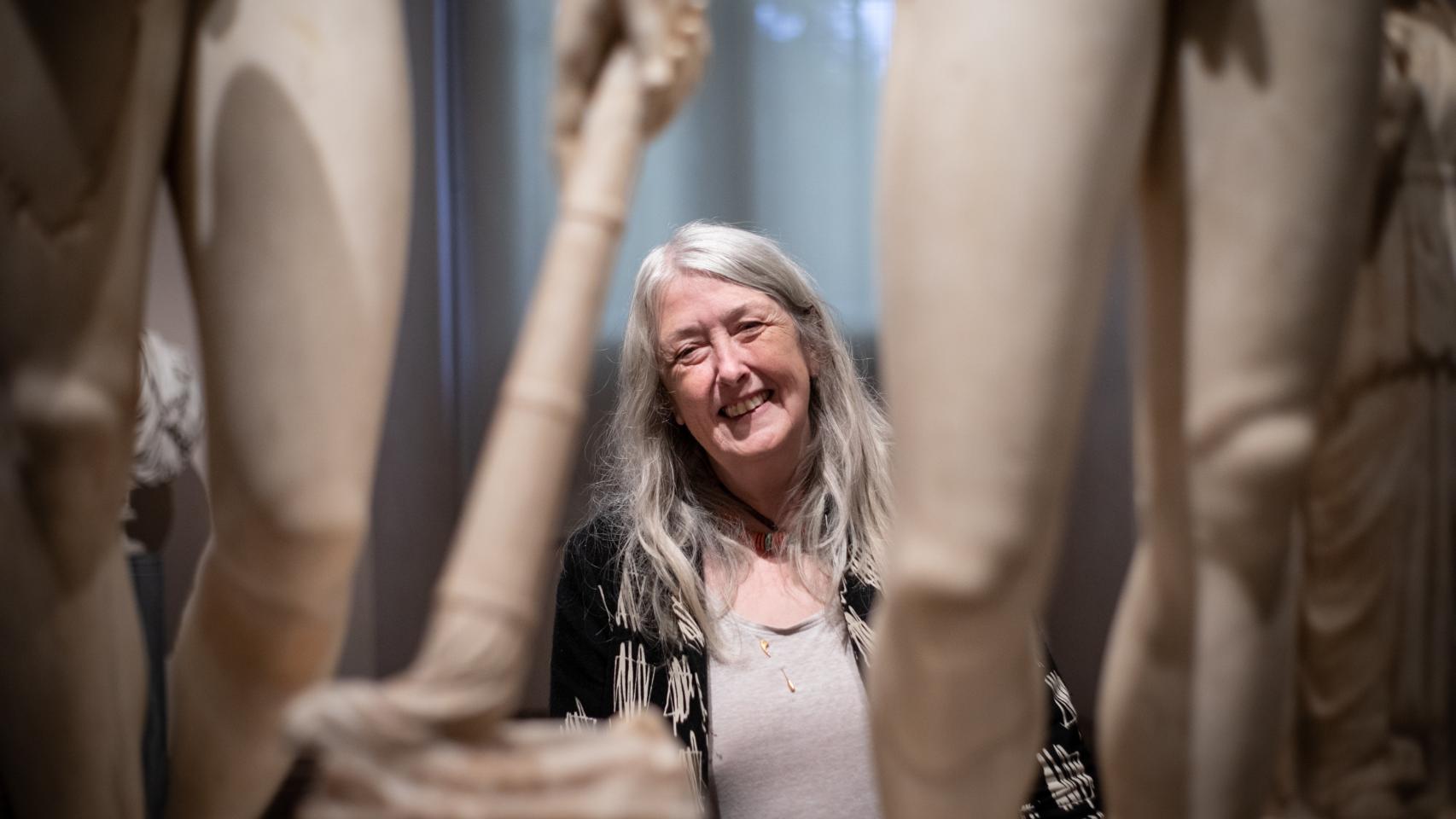 La clasicista Mary Beard, entre las esculturas antiguas del Museo del Prado.